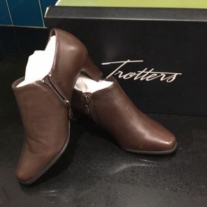 Lady’s brown leather ankle boots. NEW